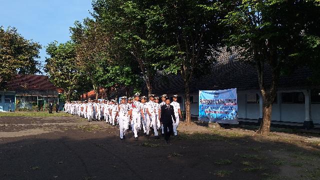Taruna-taruni memasuki lapangan upacara
